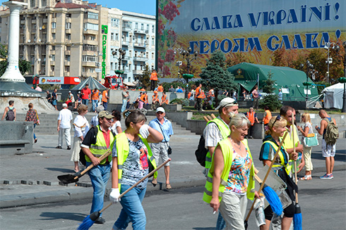 прибирання Майдану в неділю, 10 серпня на фото 1