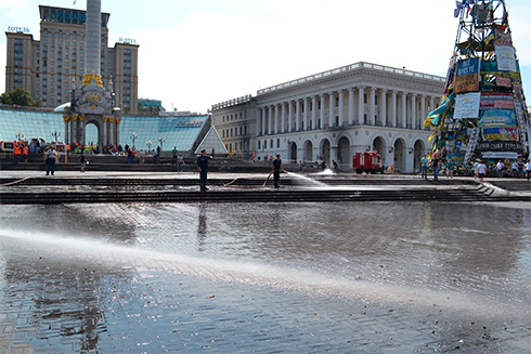 уборка Майдана в воскресенье, 10 августа на фото 4