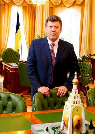 Кивалов в кабинете комитета на фото