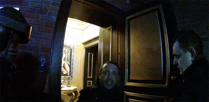 Корбан у дверей своей квартиры на фото
