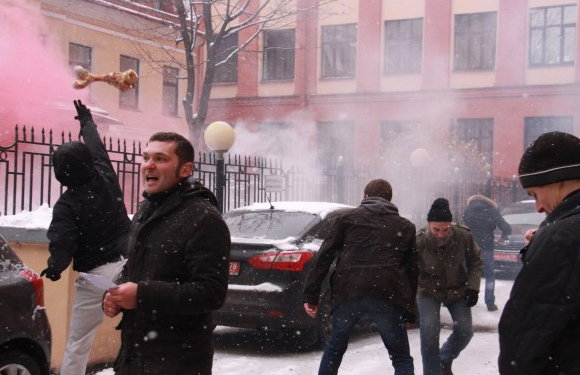 атака на украинское консульство в Петербурге на фото 1
