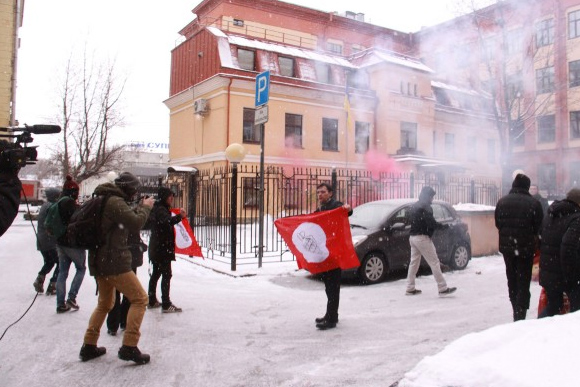 атака на украинское консульство в Петербурге на фото 2