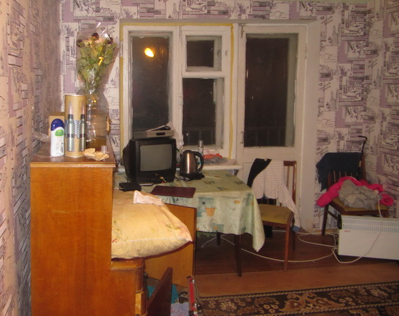 обстановка квартиры, в которой женщина оставила своих детей, на фото 1