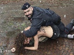 Активистки FEMEN хотели показать Берлускони голые груди
