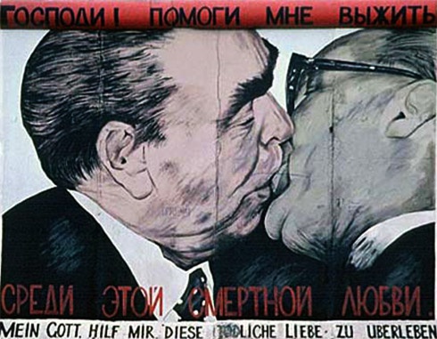 «Братский поцелуй» Брежнева с Хоннекером демонтируют - фото