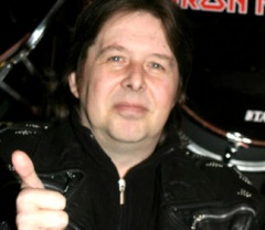 Умер экс-барабанщик Iron Maiden Клайв Барр - фото