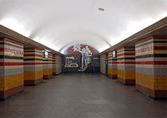 На рельсы столичной станции метро «Шулявская» упал человек - фото