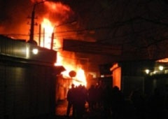 Ночью в Киеве горели торговые киоски - фото