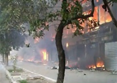 В Донецке горел торговый центр - фото
