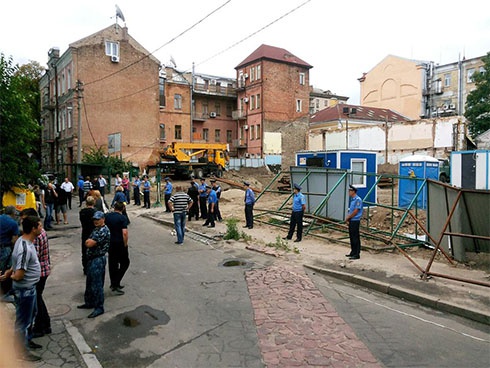 Активисты захватили территорию строительства в Десятинном переулке - фото