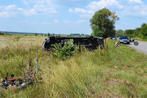 На Киевщине мотоцикл столкнулся с маршруткой - погибли двое - фото