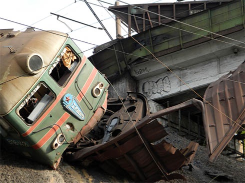 В Мариуполе столкнулись два поезда - фото