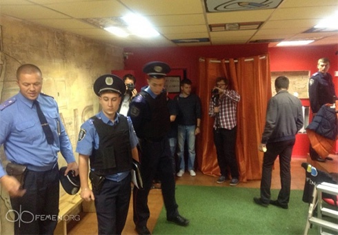 В офисе Femen милиция нашла пистолет и гранату - фото