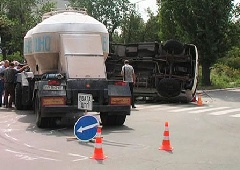 В Северодонецке перевернулся автобус с людьми после столкновения с грузовиком - фото