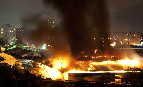 В столице горел рынок у метро «Героев Днепра» - фото