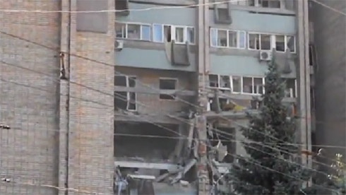 Взрыв в жилом доме в Луганске, есть жертвы - фото