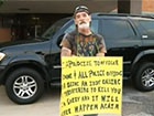 Американский суд обязал мужчину стоять на улице с табличкой «Идиот»