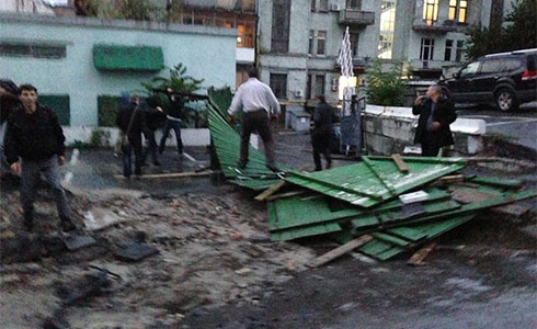 Снесли забор строительства на столичной улице Коцюбинского - фото