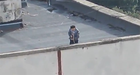 В Харькове мужчина с крыши расстрелял автостоянку и покончил жизнь самоубийством - фото