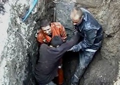 В Сумах мужчину завалило землей [видео] - фото