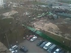 На ул. Зои Гайдай сносят строительный забор