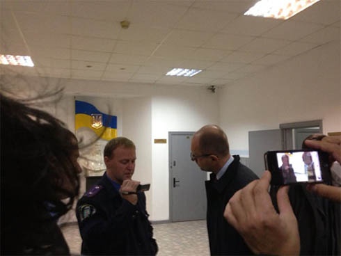 Под стенами Киевсовета задержали нескольких активистов - фото