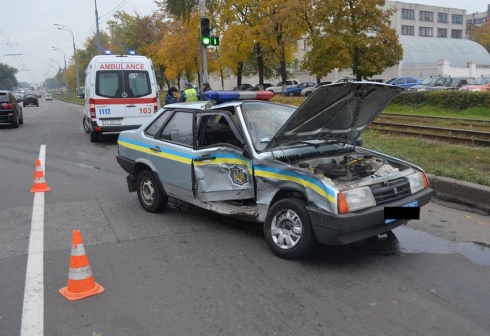 В Харькове в аварию попала машина ГАИ - фото