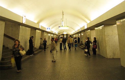 В Москве остановилось метро из-за пьяного украинца - фото