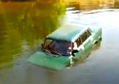 В реке Десна затонула машина с людьми - фото