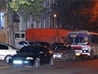 Здание милиции, в котором находится Марков, блокирует мусоровоз его же фирмы