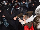 Беркут ночью жестоко атаковал киевский Евромайдан