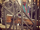 Люди баррикадируются на территории Михайловского собора