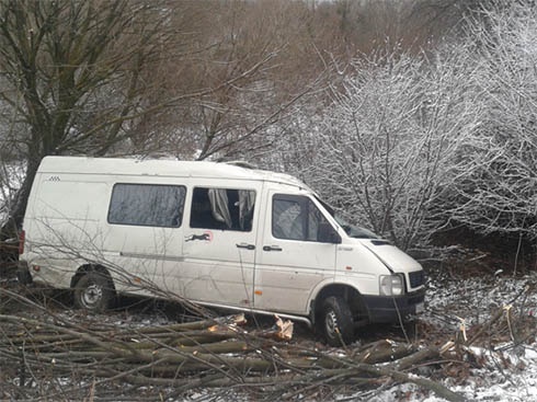 На Хмельнитчине микроавтобус перевернулся в кювет - погиб 1 человек и есть травмированные - фото