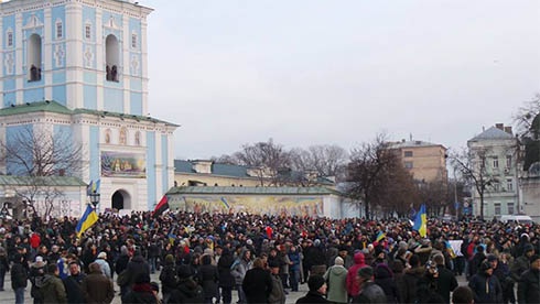 На Михайловской площади собрался многотысячный митинг - фото