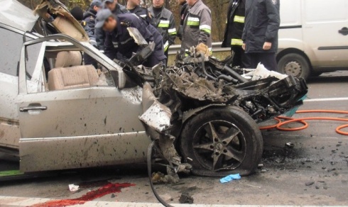 На Минском проспекте в результате столкновения Мерседеса с грузовиком погибли двое - фото