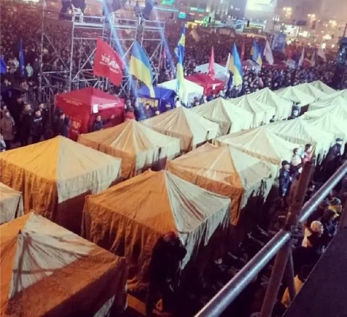 На столичном Евромайдане установили палаточный городок - фото
