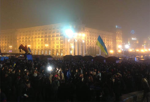 Вечером на столичном Евромайдане снова тысячи людей - фото