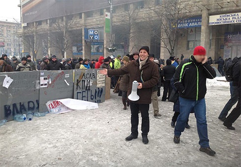 Митингующие вновь устанавливают баррикады на Евромайдане - фото