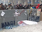 Митингующие вновь устанавливают баррикады на Евромайдане