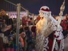 В Самаре Деда Мороза от детей отгородили решеткой
