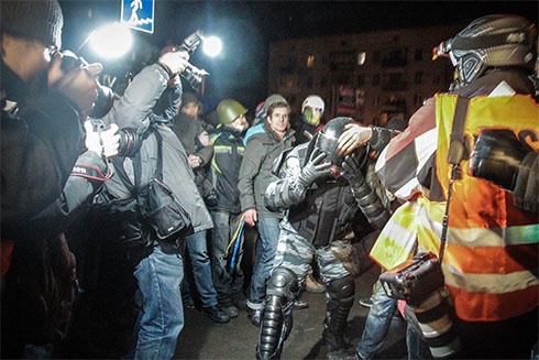 Бойцов «Беркута» заставили снять маски и отпустили - фото
