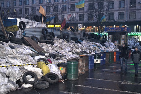 Ночью митингующие Евромайдана ожидают штурма - фото