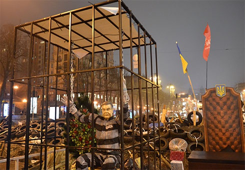 Второй день подряд выключают свет на Майдане - фото