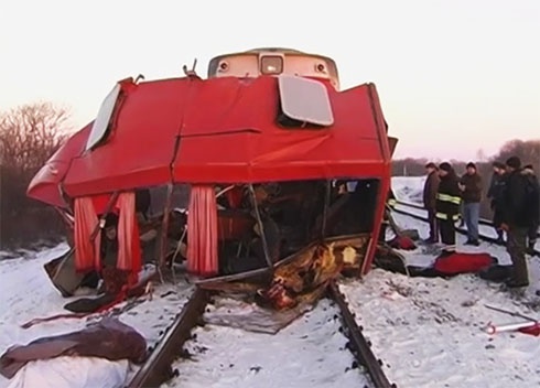 13 человек погибли в результате столкновения маршрутки и поезда в Сумской области - фото