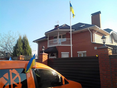 Автомайдан съездил к имению Яценюка - фото