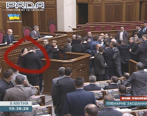 Миллиардерша из КПУ Оксана Калетник напала на депутата. Добавлено видео - фото