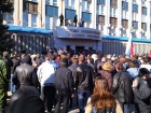 В Луганске сепаратисты захватили здание СБУ