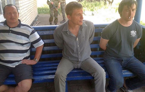 Задержаны российские журналисты, которые вместе с террористами собирались штурмовать аэродром в Краматорске - фото