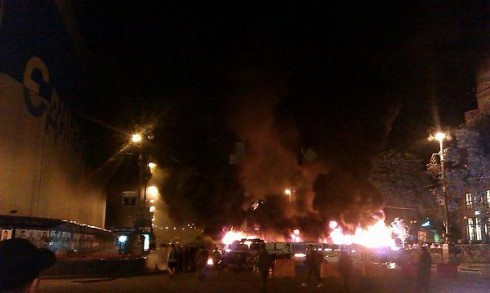 Ночью на Крещатике горела баррикада - фото