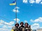 Над Славянском поднят желто-голубой флаг